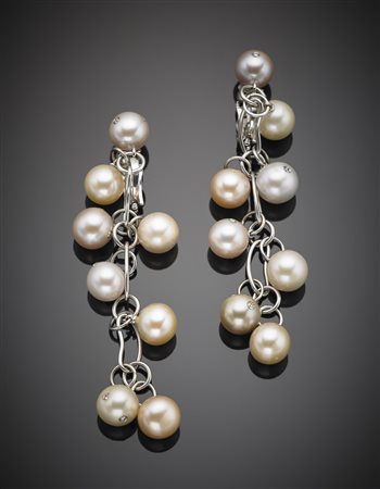 Orecchini pendenti in oro bianco con perle e diamanti g. 40,70, lungh. cm 8,5...