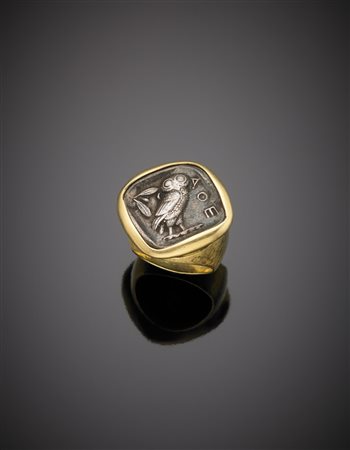 Anello in oro giallo con moneta in argento rappresentante un gufo g.32,20...