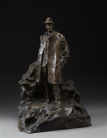 Michele Vedani (Milano 1874 - 1969) "Uomo con cappotto e cappello" scultura...