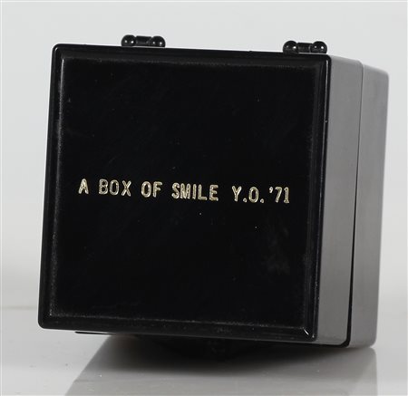 ONO YOKO (n. 1933) A box of smile. 1971. Oggetto. Cm 5,50 x 5,50 x 5,50....