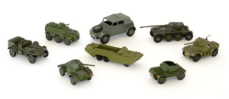 Lotto composto da otto carri armati e mezzi militari della Dinky Toys, in...