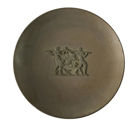 ANONIMO Grande piatto con figure in bassorilievo Metallo brunito, d 39,5 cm