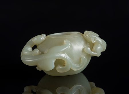 Arte Cinese Piccolo calamaio in giada con manici a forma di chilong Cina,...