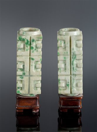 Arte Cinese Coppia di piccoli vasi cong in giadeite Cina, XX secolo . -. Cm...