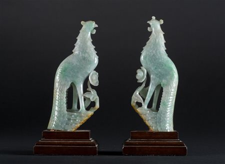 Arte Cinese Coppia di fenici intagliate nella giadeite Cina, XX secolo . -....