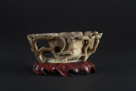Arte Cinese Lavapennelli in giada a forma di magnolia con base in legno Cina,...
