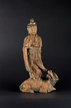 Arte Cinese Statua in legno policromo raffigurante un bodhisattva stante su...