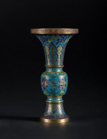 Arte Cinese Piccolo vaso in bronzo dorato a forma di gu decorato con smalti...