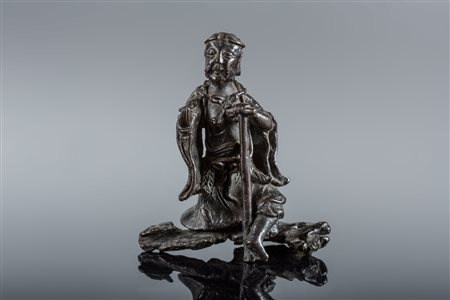 Arte Cinese Scultura in bronzo a patina scura raffigurante un uomo anziano...
