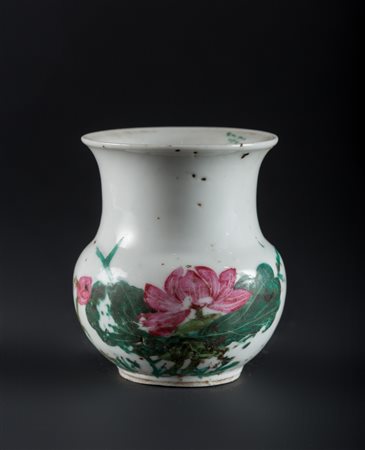 Arte Cinese Vaso in porcellana con decoro di peonia centrale, foglie ed...