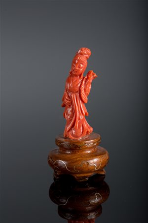 Arte Cinese Piccola scultura in corallo raffigurante Guanyin Cina, XX secolo...