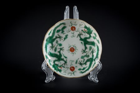 Arte Cinese Piccolo piatto in porcellana decorato con dragoni verdi...