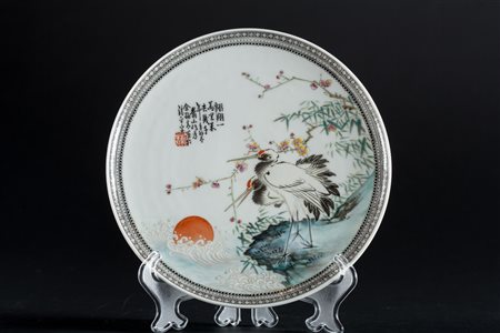 Arte Cinese Piatto in porcellana decorato con aironi, stampi ed iscrizioni...