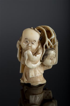 Arte Giapponese Piccolo okimono in avorio raffigurante un mercante di giochi...