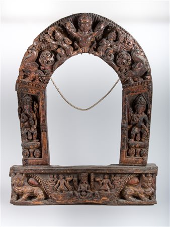 Arte Himalayana Turana Induista in legno scolpito Nepal, XVIII secolo . -. Cm...