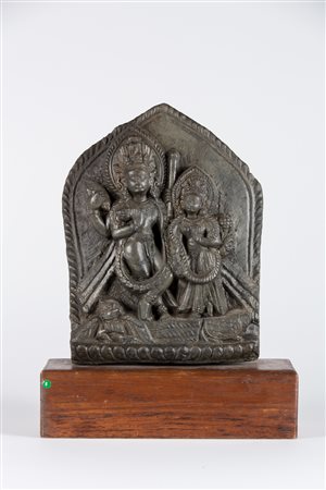 Arte Himalayana Scultura in pietra scura raffigurante Vishnu e Lakshmi Nepal,...