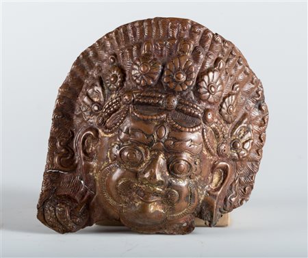 Arte Himalayana Maschera di Bhairava in rame sbalzato con tracce di doratura...