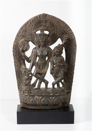 Arte Himalayana Importante stele in pietra scura raffigurante Vishnu e...