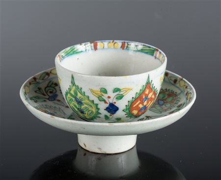Arte Islamica Tazza e piattino in ceramica Turchia, Kutahya, XVIII secolo ....