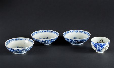 Arte Islamica Tre piattini ed una tazzina in ceramica bianco blu Turchia,...