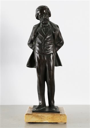 ARTISTA DEL XIX SECOLO Busto di Giuseppe Verdi in bronzo brunito. . Cm 28,50....