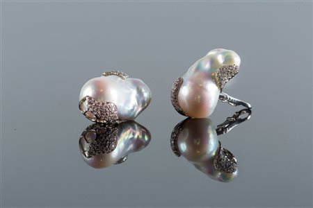 Paio di orecchini in oro 18 kt, perle barocche e diamanti cts 0.85 circa,...