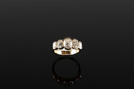 Anello in oro giallo gr 6.00, diamante ovale centrale di cts. 1.26 e quattro...