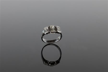 Anello in oro bianco gr 4.80 e diamante taglio smeraldo cts 0.80 (colore I) e...