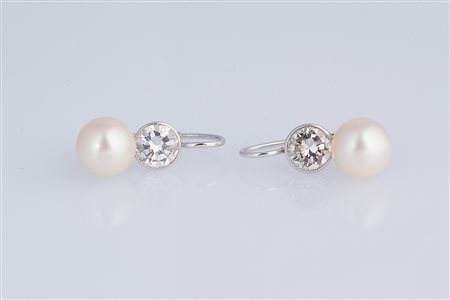 Paio di orecchini con perle di mm 9 e due diamanti da 1 ct circa cad. . ....