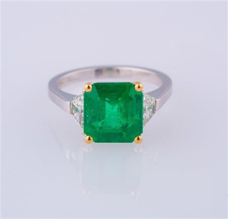 Anello in oro bianco 18 kt gr 4.90 con smeraldo colombiano cts 3.25, diamanti...